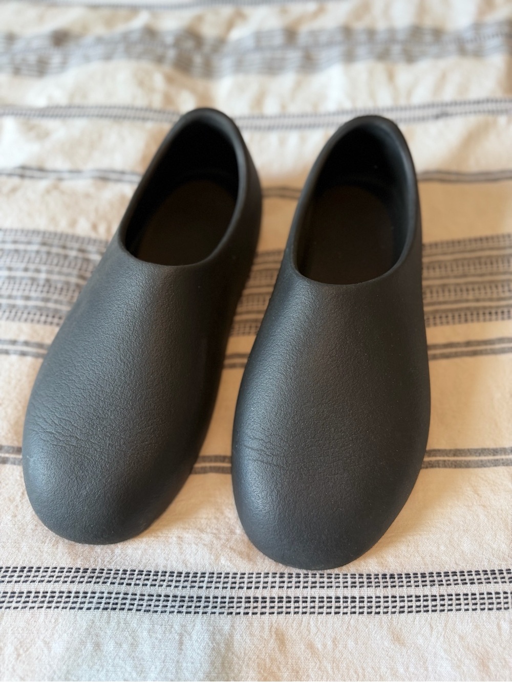 Ridiculous Yeezy Black Minimal Slip-On Men’s Slippers